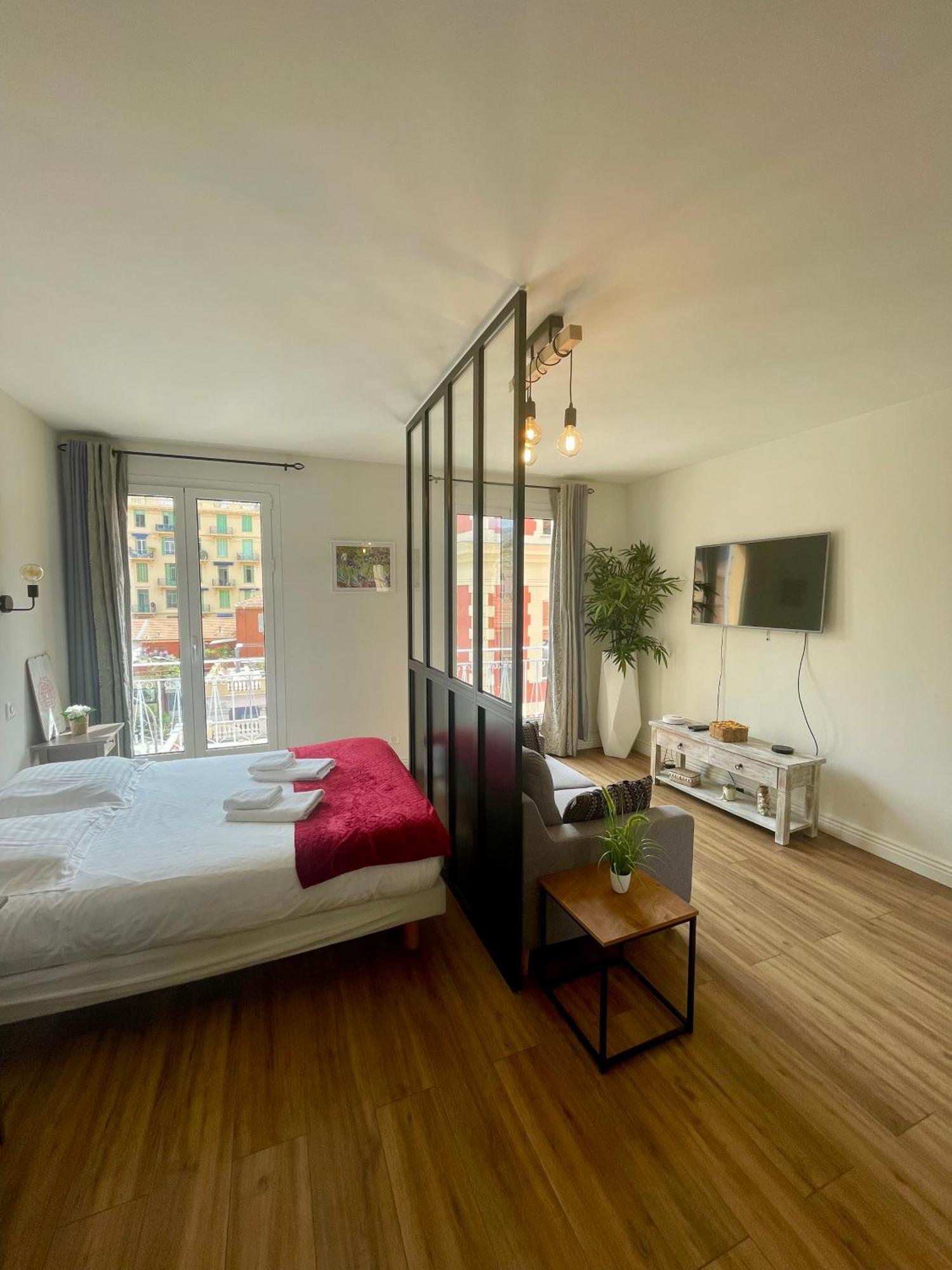Le Verlaine, Studio En Centre Ville A Deux Minutes Des Plages Ментона Екстериор снимка